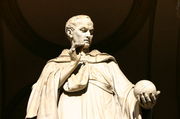 Estatua dedicada a Cavalieri en Milán.